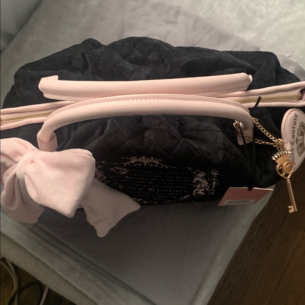 🆕- JUICY TALE BOWLERS BAG IN LIQUORICE WITH BEAUTIFUL
 BIG PINK BOW 🎀 - Picture 5 of 14